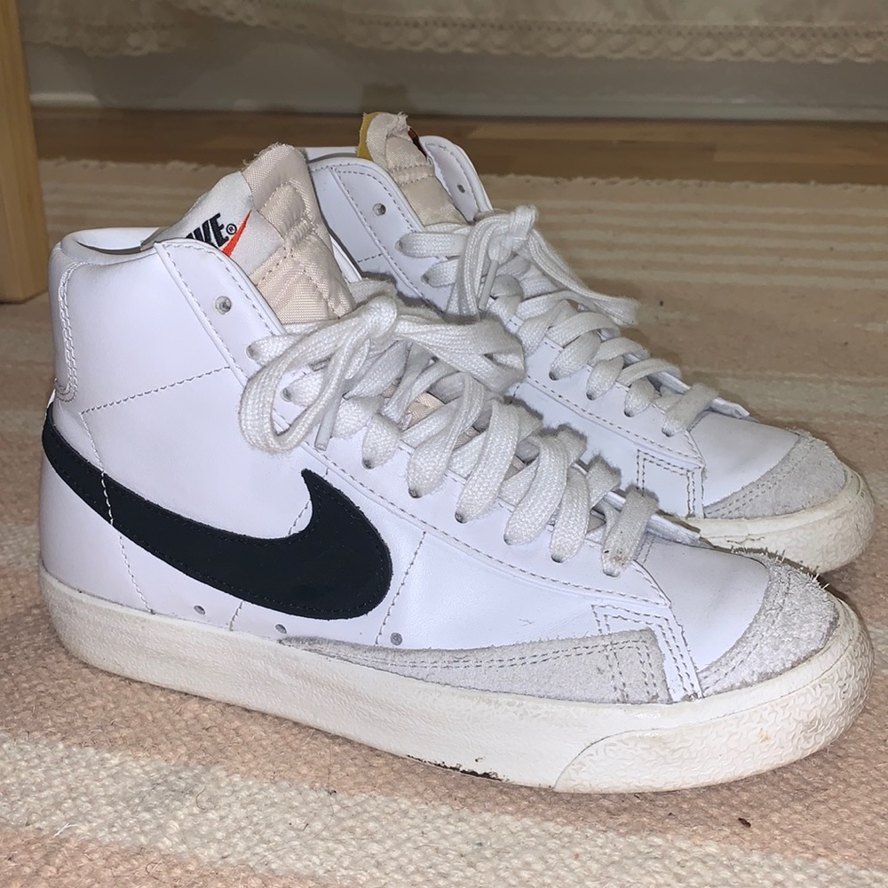 WOMENS NIKE MID BLAZERS SIZE 5.5